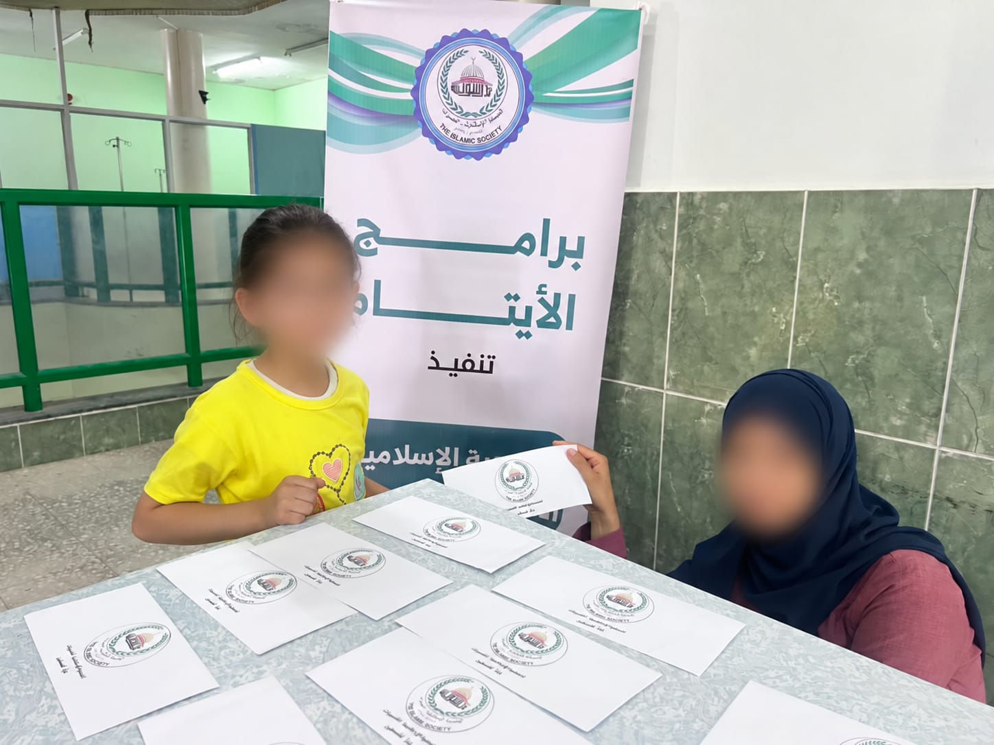 الجمعية الإسلامية – النصيرات تواصل دعم الأيتام من خلال توزيع الكفالات.